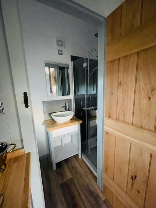 The Hut@Trefechan Wen - Coastal Coziness! Goodwick Екстер'єр фото
