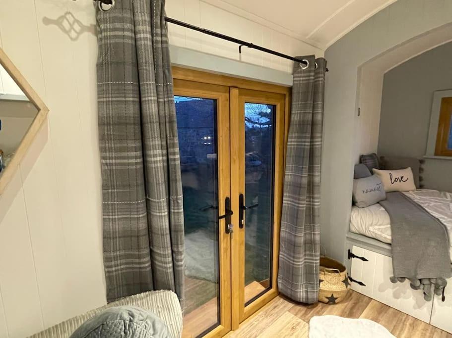 The Hut@Trefechan Wen - Coastal Coziness! Goodwick Екстер'єр фото