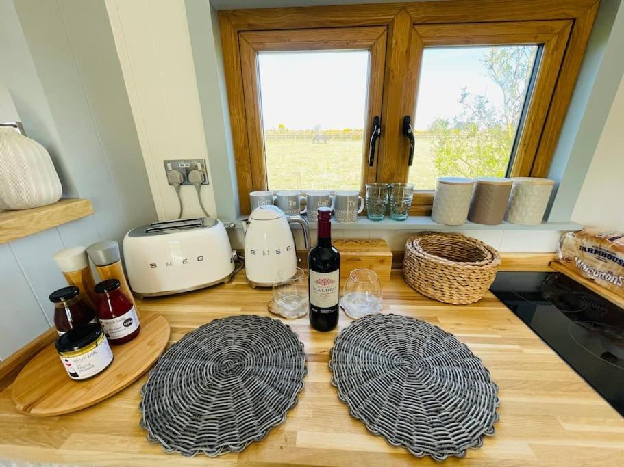 The Hut@Trefechan Wen - Coastal Coziness! Goodwick Екстер'єр фото