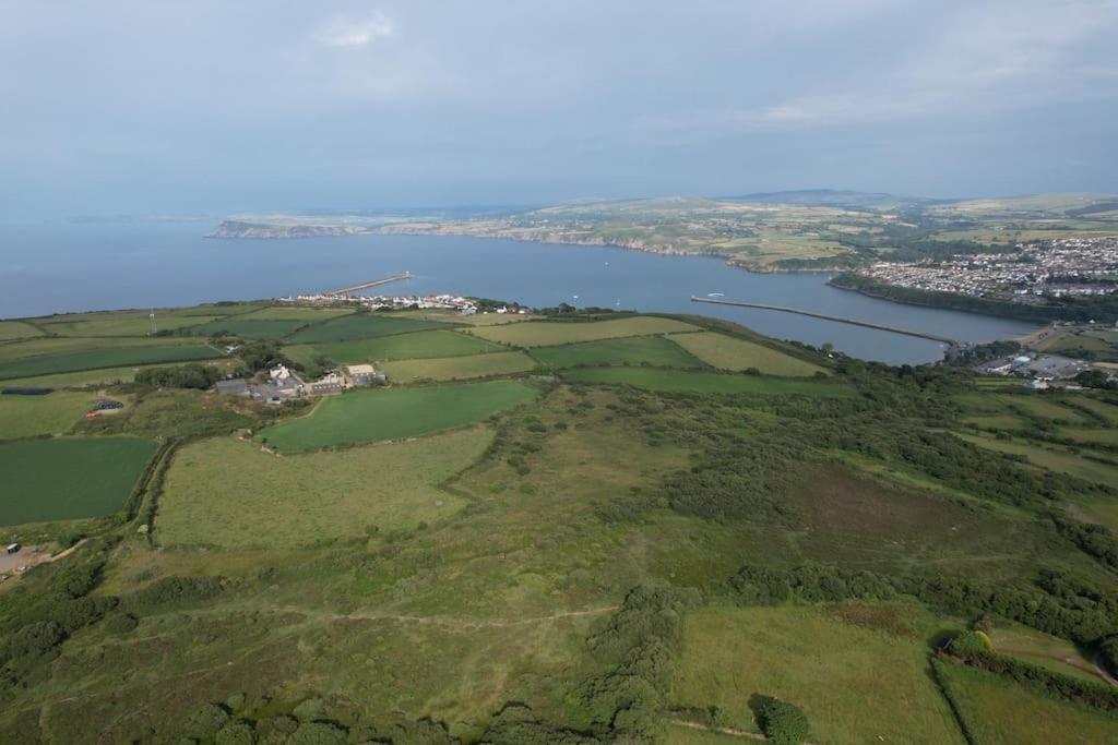 The Hut@Trefechan Wen - Coastal Coziness! Goodwick Екстер'єр фото