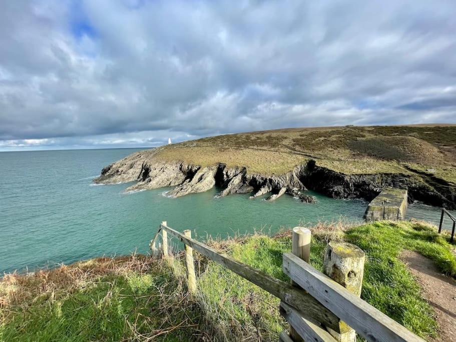 The Hut@Trefechan Wen - Coastal Coziness! Goodwick Екстер'єр фото