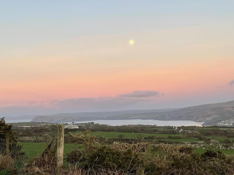 The Hut@Trefechan Wen - Coastal Coziness! Goodwick Екстер'єр фото