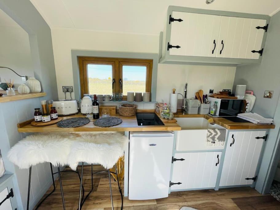 The Hut@Trefechan Wen - Coastal Coziness! Goodwick Екстер'єр фото